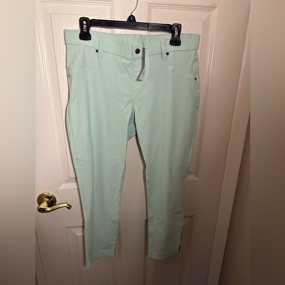HUE Aqua Foam Denim Capri Pants - Picture 1 of 5